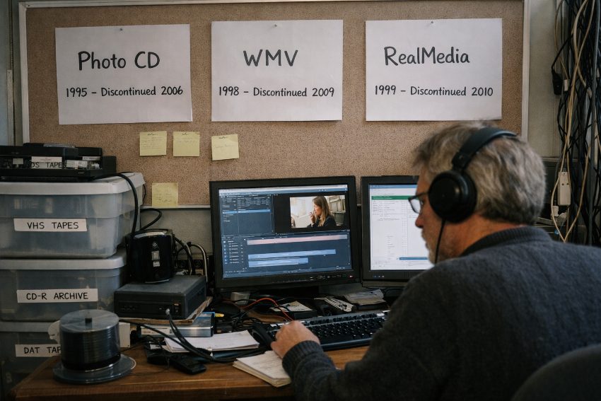 Timeline 1995 to 2010 showing obsolete formats Photo CD WMV RealMedia with discontinuation dates marked