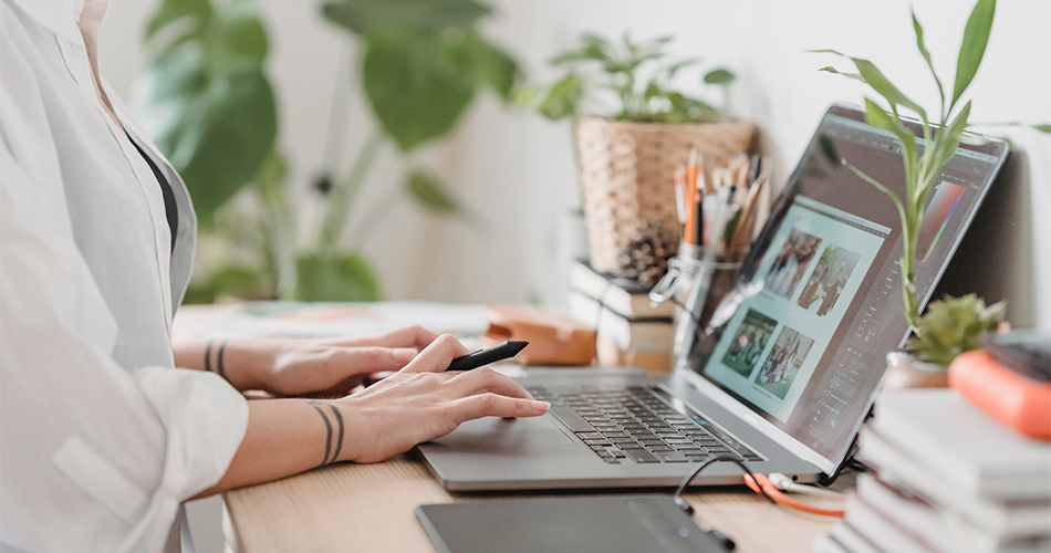Scrolling at photos on computer